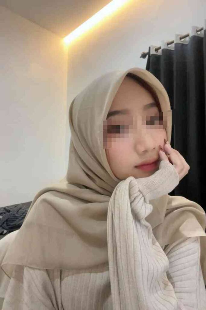 Young KL escort girl in hijab, Chinese & Malay