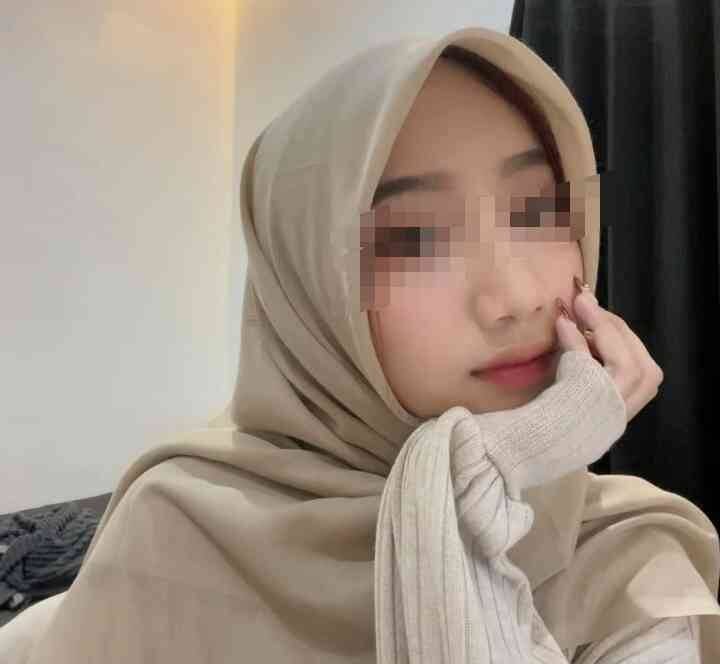 Young KL escort girl in hijab, Chinese & Malay
